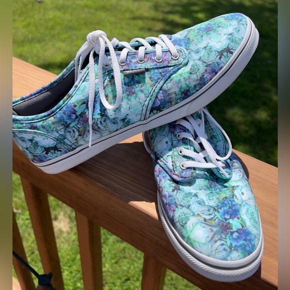 Women’s Vans; Size:9.5 - Picture 4 of 10